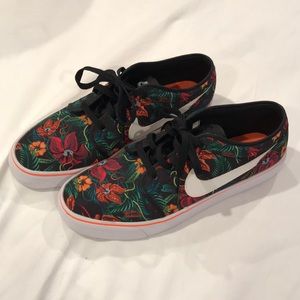 SOLD 🇺🇸 Men’s NIKE 🇺🇸 Sneakers 10 NWOT